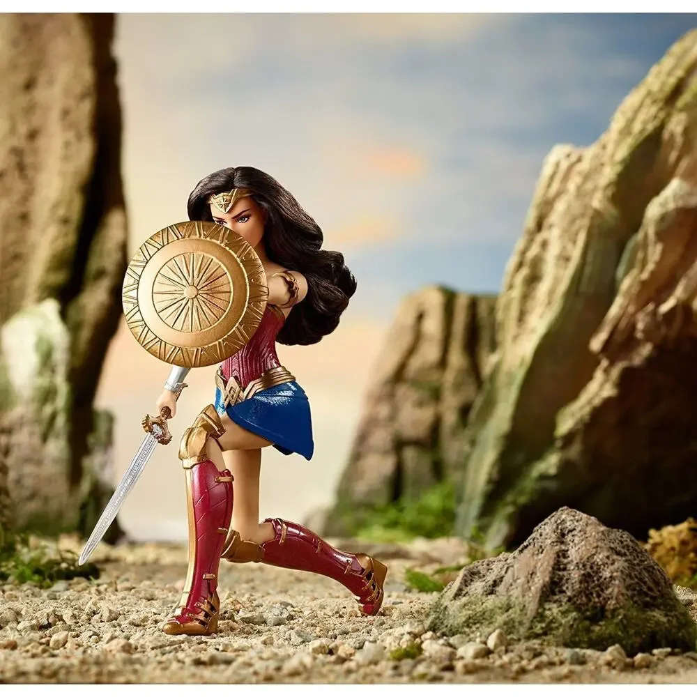 Wonder Woman - Shield Blocking Doll, 12